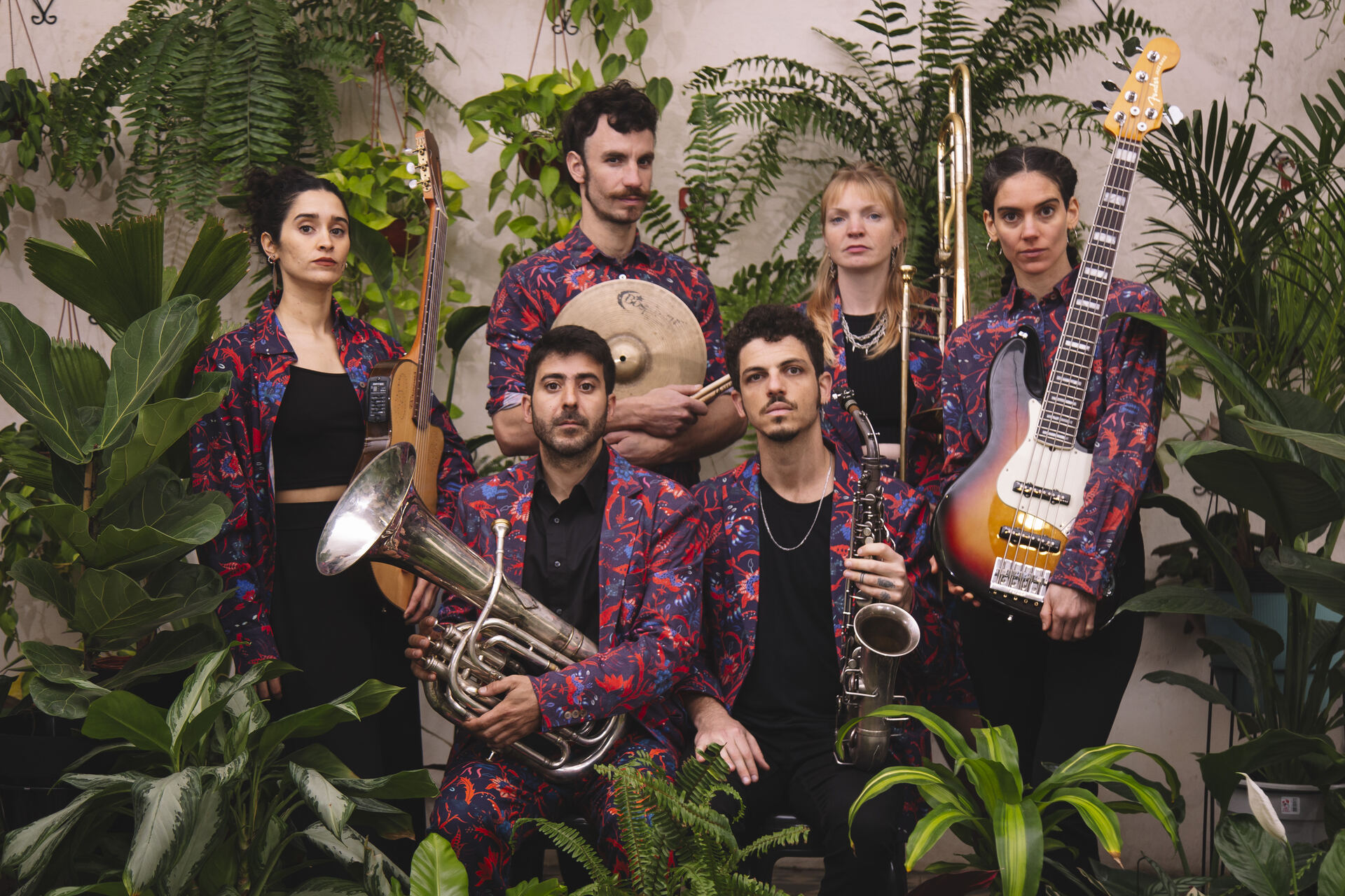 Desmadre Orkesta in gemusterten Anzügen, mit ihren Instrumenten