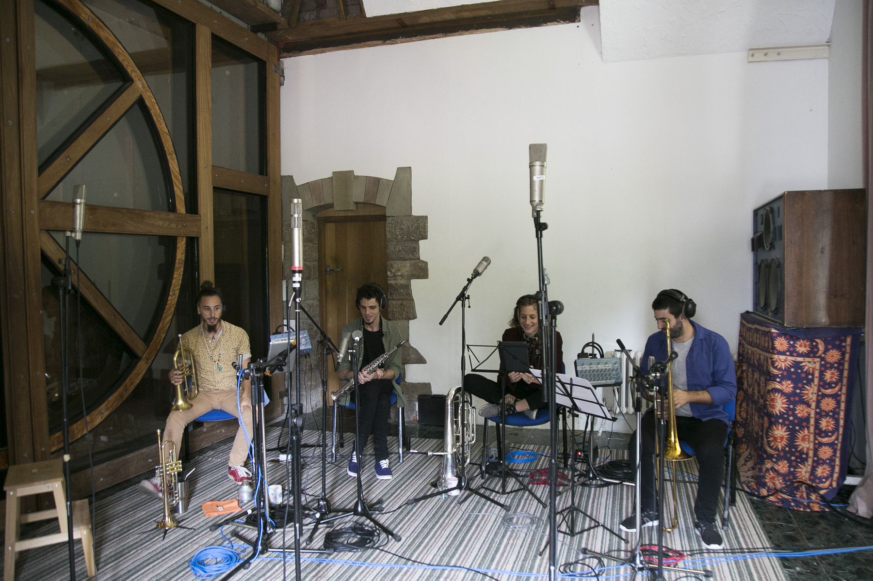 Desmadre Orkesta bei einer Live-Aufnahme im Studio